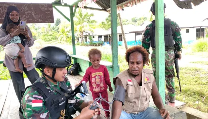 Satgas Yonif 410/Alugoro Gelar Layanan Kesehatan Gratis di Pelosok Kaimana Papua Barat