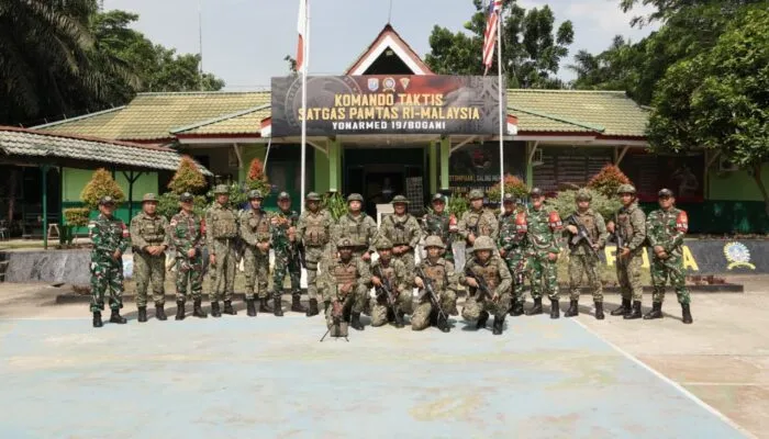 Perkuat Keamanan Perbatasan, Tentera Darat Malaysia Kunjungi Satgas Pamtas Yonarmed 19/Bogani di Sanggau