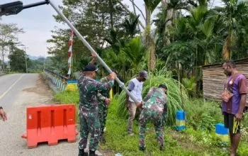 123 Lampu Tenaga Surya Terangi Kampung Binaan di Keerom, Satgas Yonif 643/Wns Perkuat Keamanan dan Kemanunggalan TNI-Rakyat