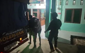 Gerak Cepat Satgas Yonif 147/KGJ Evakuasi Warga Keracunan ke Puskesmas Meyado