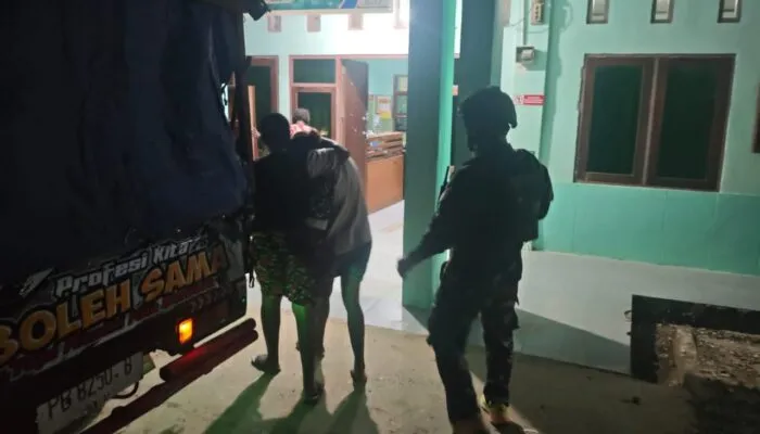 Gerak Cepat Satgas Yonif 147/KGJ Evakuasi Warga Keracunan ke Puskesmas Meyado