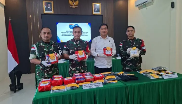 Satgas Pamtas Yonarmed 19/Bogani Serahkan 16,402 Kg Sabu Hasil Pengungkapan di Perbatasan kepada BNNP Kalbar