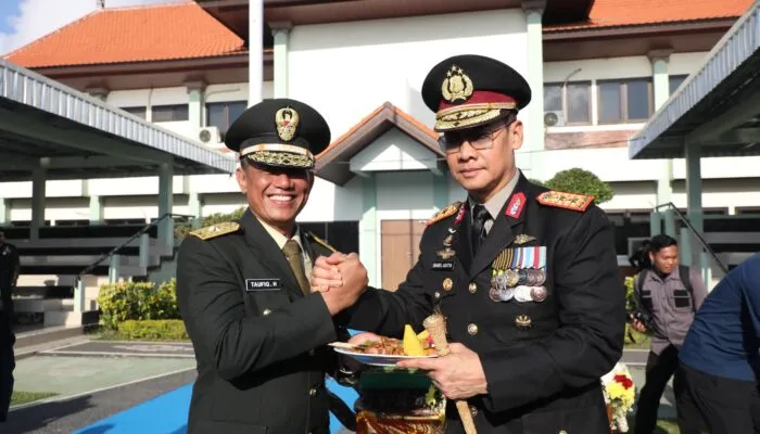 Simbol Soliditas TNI-Polri di Bali, Kapolda Serahkan Potongan Tumpeng pada HUT ke-81 TNI
