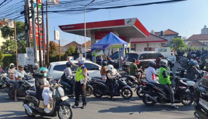 Polda Bali Kerahkan Personel Amankan Antrean BBM, Pastikan Lalu Lintas Tetap Kondusif