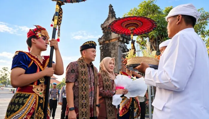 Kapolda Bali Irjen Pol. Pasma Royce Tiba di Pulau Dewata, Disambut Tari Pendet