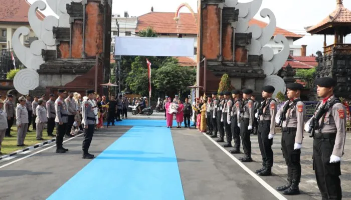 Tradisi Penyambutan Kapolda Bali Baru Digelar di Mako Polda Bali