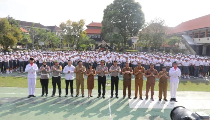 Wakapolda Bali Pimpin Upacara di SMAN 1 Denpasar, Sampaikan Pesan tentang Bahaya Narkoba